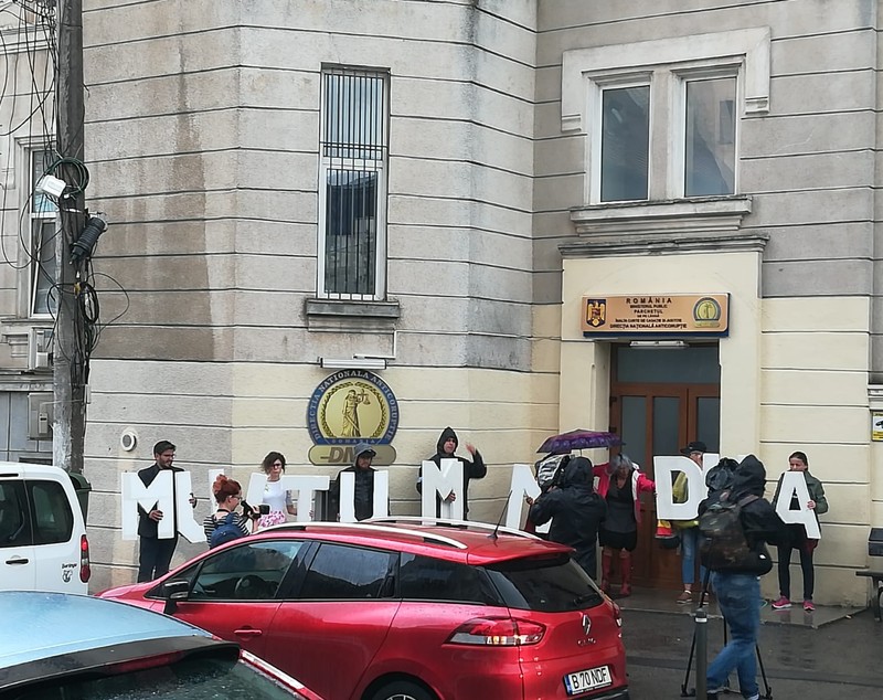 "Mulțumim DNA", mesajul afișat de #Rezist în fața sediului Direcției Naționale Anticorupție (FOTO & VIDEO)