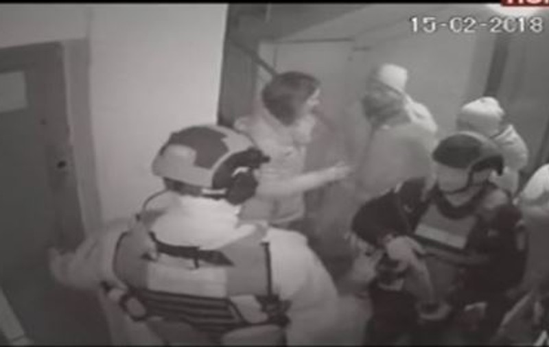 Polițiștii care au descins la adresa greșită îl acuză de ultraj pe profesorul Riegler
