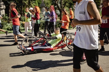 George alergă la acest maraton într-un triciclu
