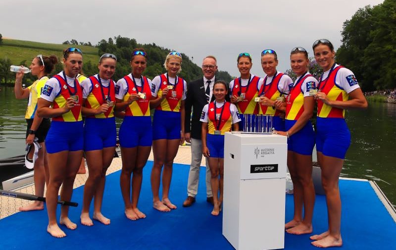 Cum s-a bucurat echipajul feminin de 8+1 după victoria din Regata de la Lucerna: au aruncat cameramanul în apă!