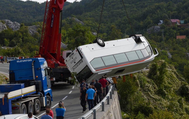 Un autobuz a căzut 15 metri într-o râpă în Muntenegru. Două persoane au murit, iar nouă sunt în stare gravă la spital