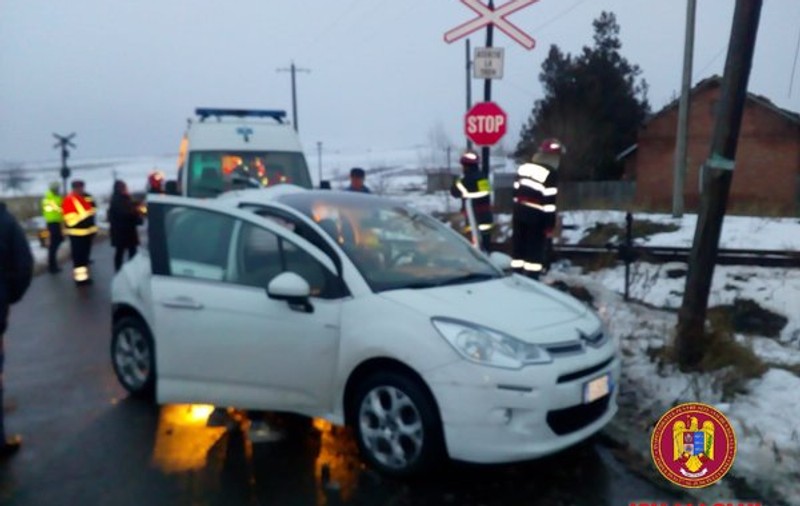 Maşină lovită de tren, într-o comună din judetul Vaslui. Două persoane au fost rănite