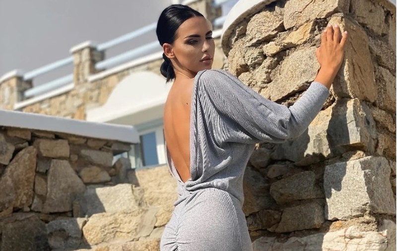 Lavinia Pîrva, în cea mai scurtă pereche de pantaloni la TV. Cântăreața și-a prezentat silueta și noul proiect la Antena 1