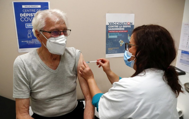 Vaccinul AstraZeneca poate fi administrat și celor peste 55 de ani. Cum motivează Comitetul de Vaccinare ridicarea restricției de vârstă