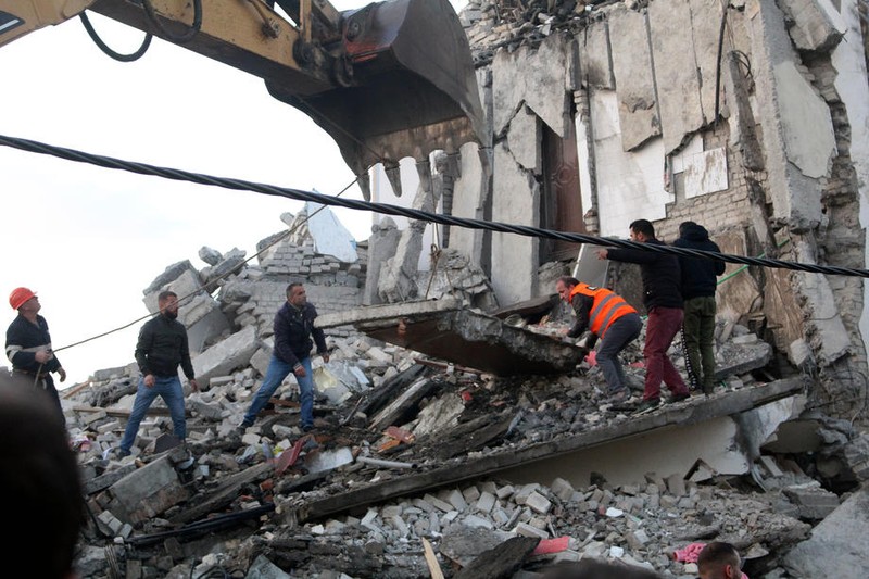 epa08025882 People search for survivors in the rubble of a building after an earthquake hit Thumane, Albania, 25 November 2019. Albania was hit by a 6.4 magnitude earthquake on 26 November 2019, leaving three people dead and dozens injured. EPA-EFE/MALTON DIBRA