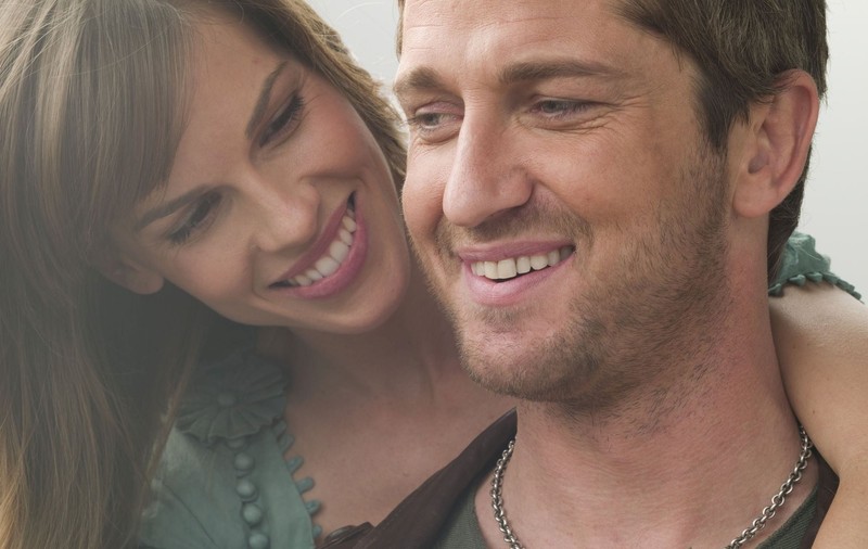 Hilary Swank a fost rănită de Gerard Butler la filmările pentru „P.S. I Love You”: „Am reușit să o bag în spital”