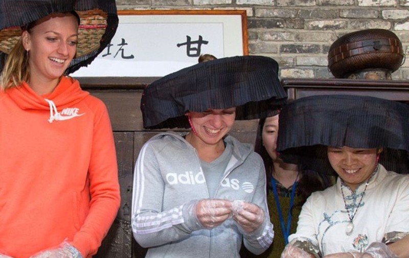 Simona Halep s-a pus pe GĂTIT în China. ^Are deja antrenamentul făcut din ţară, dar asiaticii au învăţat-o o reţetă nouă / FOTO