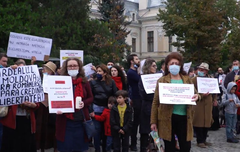 VIDEO | Protest în faţa Mitropoliei din Iaşi față de interzicerea pelerinajului de Sfânta Parascheva. Patriarhul Daniel: măsura e ”disproporționată și discriminatorie”