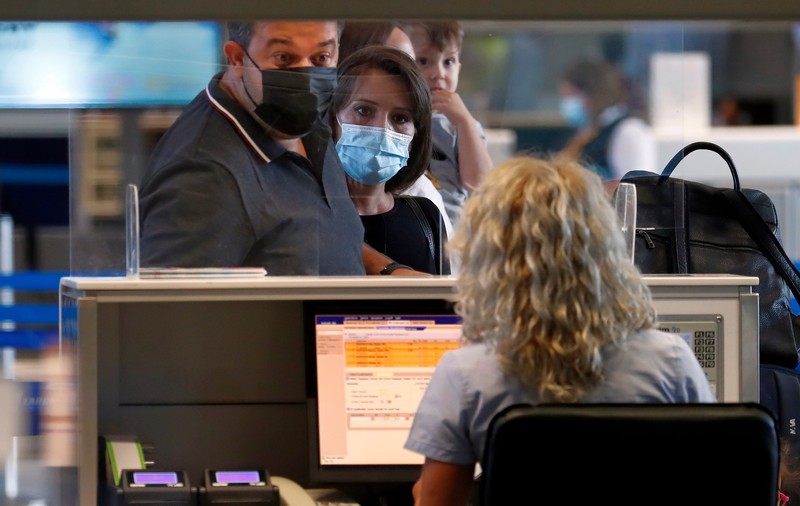 Doi spanioli cu certificate de vaccinare false, prinși pe Aeroportul Otopeni