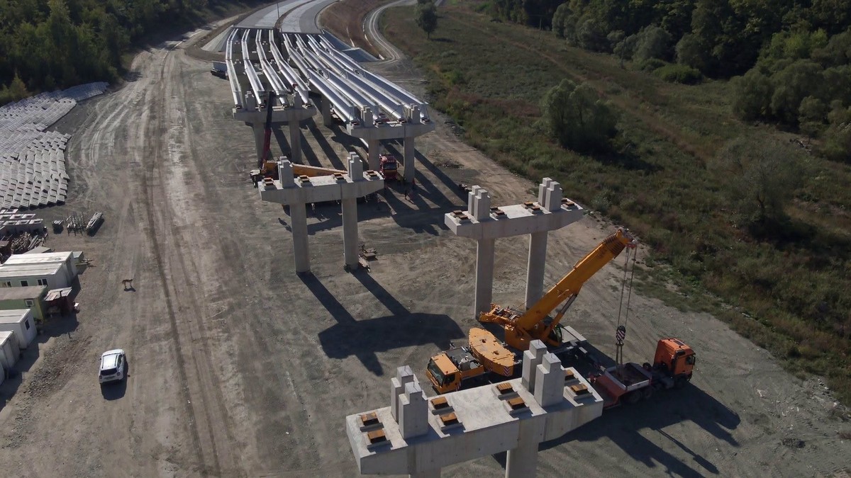 Se montează grinzile la cel mai mare pasaj de pe Autostrada A1 Margina - Holdea