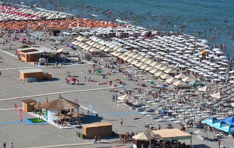 Plaja de la Mamaia, plină de turiști și umbrele în sezonul estival