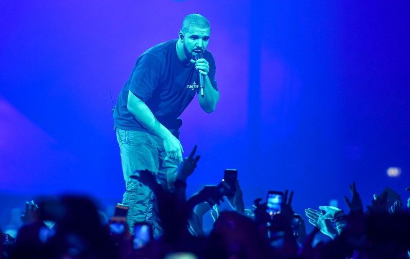 „Drake, m-a părăsit iubita fiindcă mi-am cheltuit toți banii pe bilete la concertul tău!”. Cum a reacționat rapperul, după ce a văzut afișul fanului său