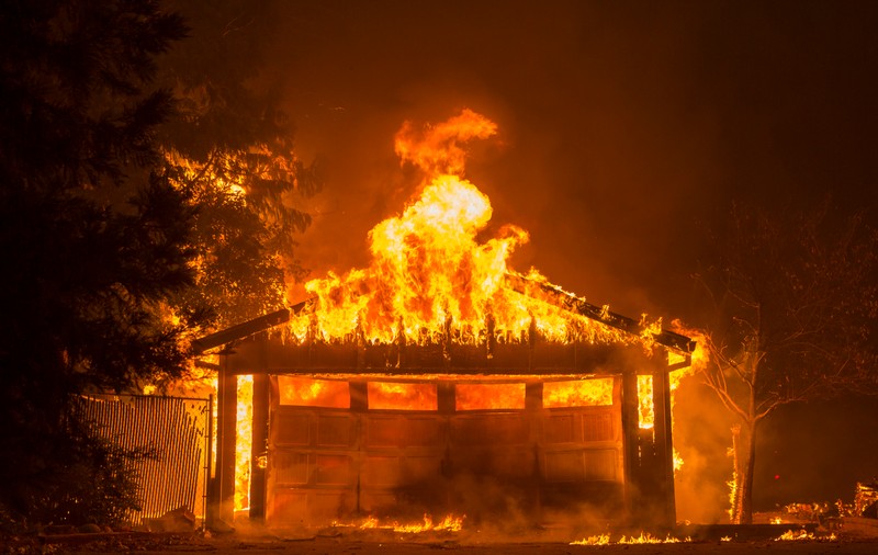 Un bărbat din California i-a cântat fiicei sale de trei ani în timp ce trecea cu mașina prin flăcări / VIDEO