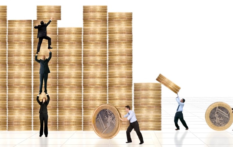 Euro a scăzut cu aproape 5 bani, dolarul cu peste 10