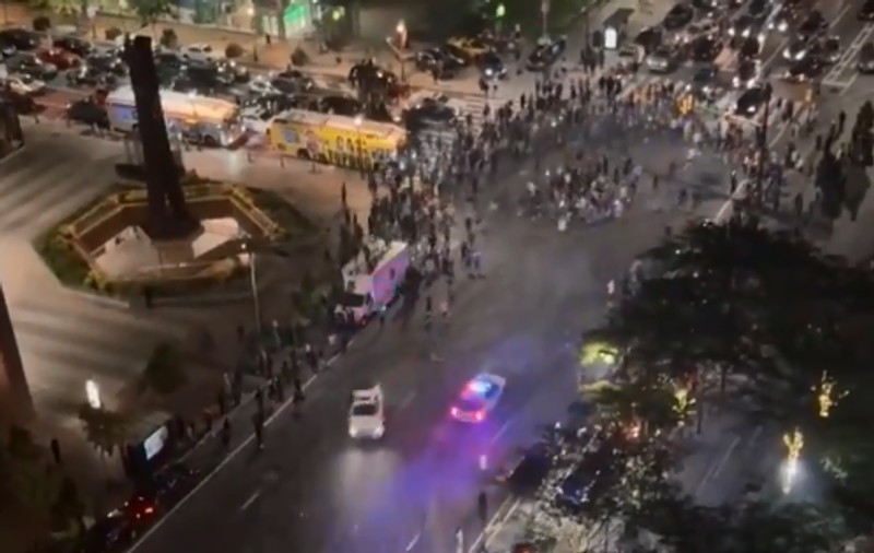 Sute de mașini au participat la curse ilegale, în toiul nopții, în Philadelphia, mulțimea a atacat polițiștii: „Zici că e o scenă din Joker” | VIDEO