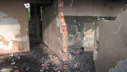 Clădirea dezafectată în care a avut loc crima