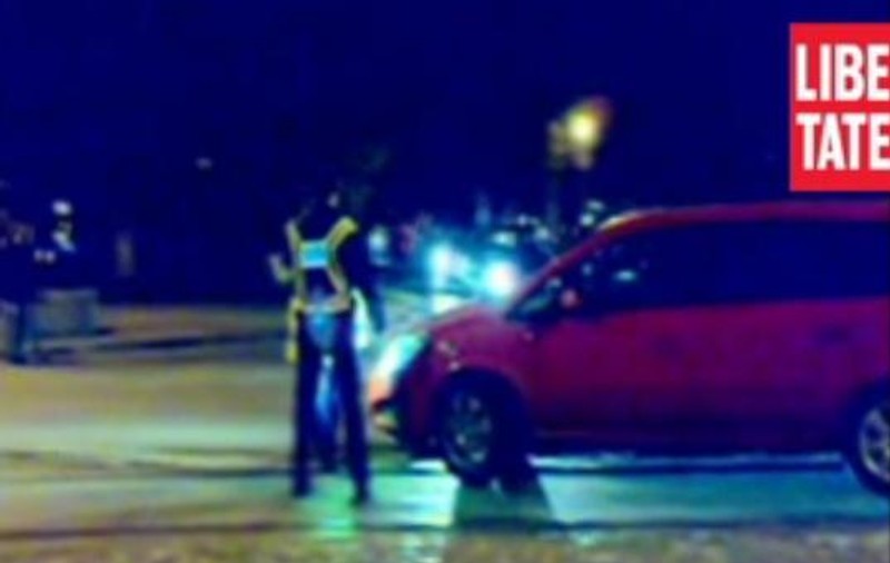 Video incredibil! Un poliţist era să fie călcat de maşina pe care o oprise în noaptea de Înviere