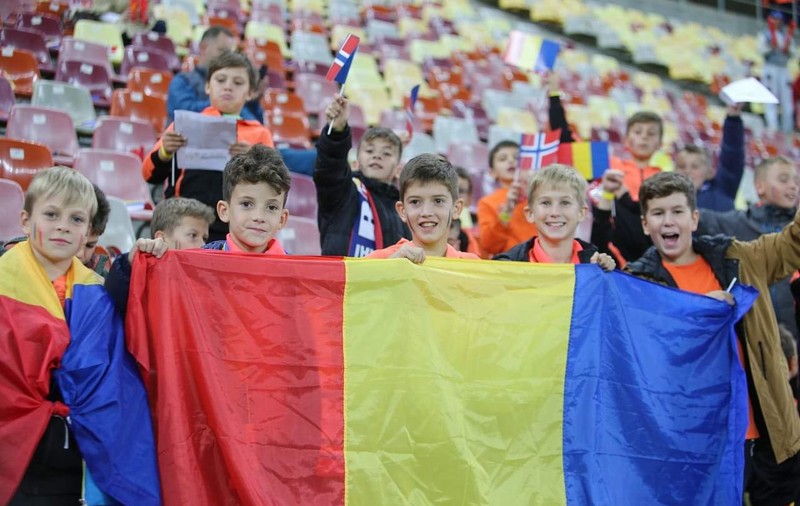 Mulțumesc rasiștilor români că au dispărut de pe stadion și au lăsat copiii în locul lor!﻿