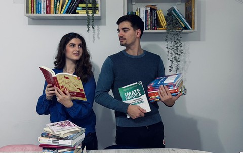 Un student la Automatică îi pregătește pe elevi pentru Evaluare și Bacalaureat după o metodă folosită de profesori în facultate. „I-am învățat integralele și derivatele spunându-le povești”