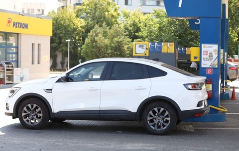O mașină albă este parcată la o benzinărie Petrom din București, 4 august 2026