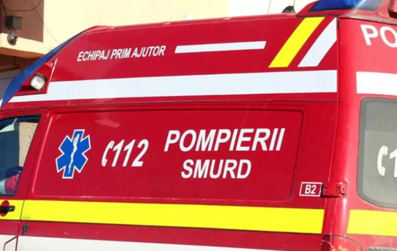 Un șofer a murit după ce a căzut cu mașina într-o prăpastie de 300 de metri și autoturismul a luat foc, în Vâlcea. În mașină mai erau trei bărbați
