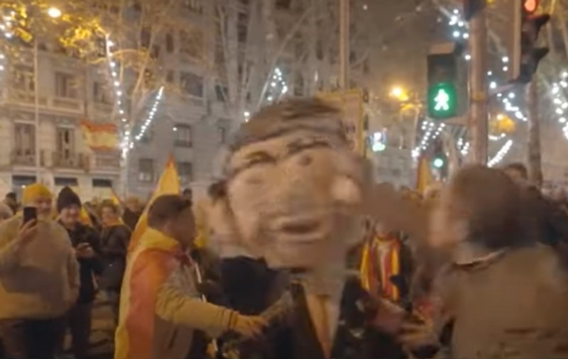 Partidul Socialist spaniol a depus plângere împotriva celor care au linșat un manechin cu chipul premierului Pedro Sanchez | VIDEO