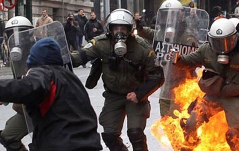 PREVIZIUNI ALARMANTE pentru 2013! "În curând s-ar putea să ne batem pe străzi"