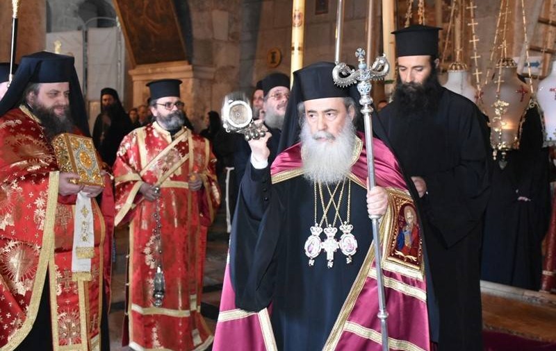 UPDATE. Lumina Sfântă, care anunță miracolul Învierii Mântuitorului, împărțită în Biserica Sfântului Mormânt / GALERIE FOTO