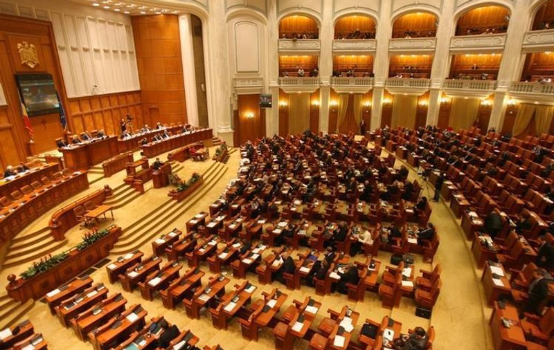 Prima moțiune de cenzură la adresa Guvernului Grindeanu, depusă în Parlament; Opoziția a protestat cu pancarte / VIDEO