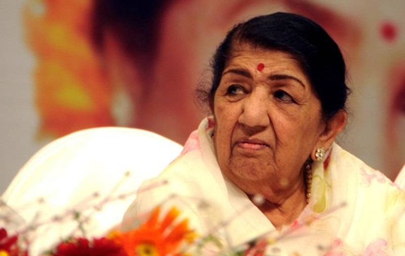 Cântăreață indiană Lata Mangeshkar, supranumită „privighetoarea de la Bollywood”, a murit la 92 de ani