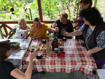 Părinții lui Rich, alături de vecinii fiului lor din Ticu