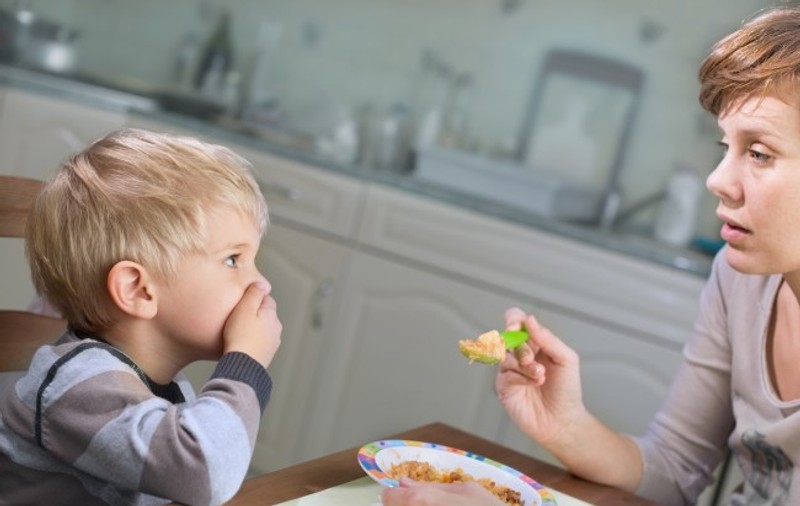 Cum îți dai seama că micuțul tău nu este doar mofturos, ci are o tulburare alimentară