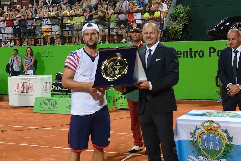 Adi Ungur (stânga) și trofeul adjudecat la San Marino FOTO: atpsanmarino.com