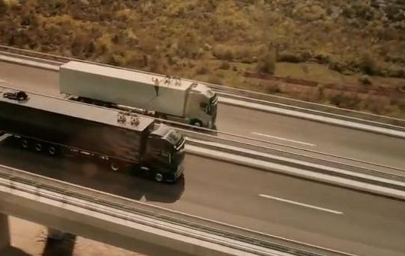 O tânără a mers pe o sfoară întinsă între două camioane care rulau în paralel cu 80 de km/h | VIDEO