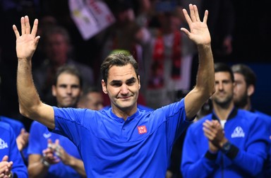 Roger Federer salută publicul după ultimul meci înainte de retragere, dublu cu Rafael Nadal versus Jack Sock și Frances Tiafoe, la Cupa Laver de tenis din Londra, 23 septembrie 2022.