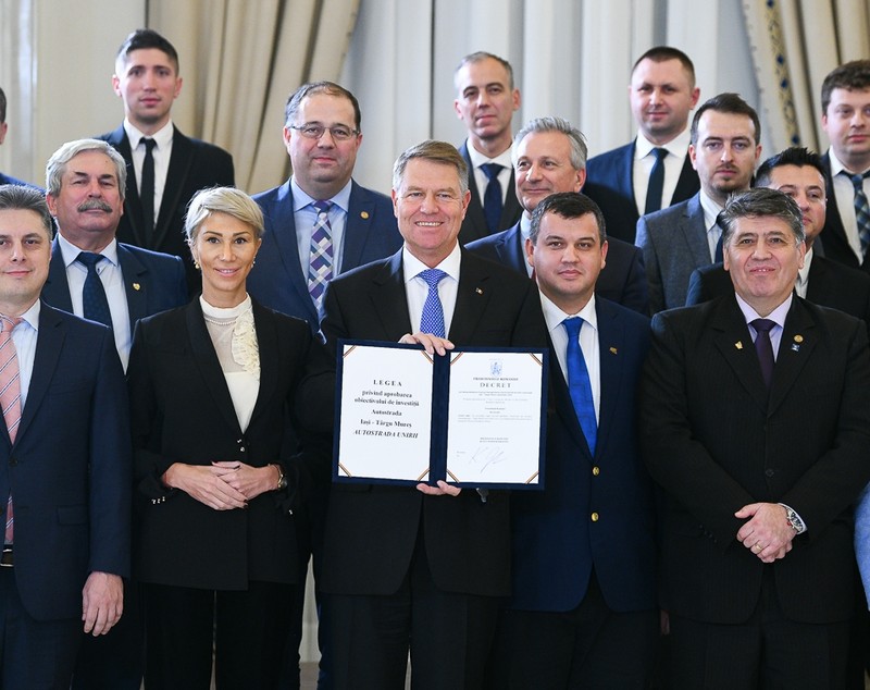 FOTO. Preşedintele Klaus Iohannis a promulgat Legea Autostrăzii Unirii, într-o ceremonie unică. Avertisment către Guvernul Dăncilă: Să asigure banii, în 2019