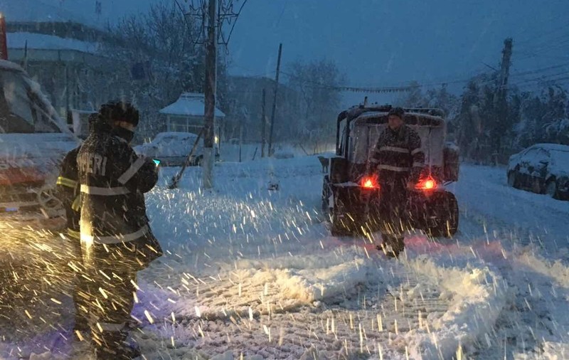 Femei însărcinate, blocate în zăpadă în județul Galați. Au fost salvate cu șenilata