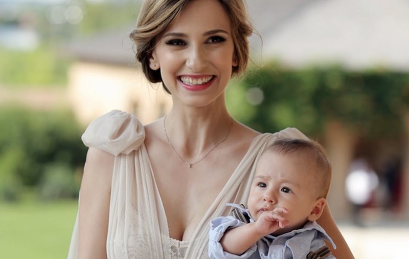 DANA ROGOZ şi-a CREŞTINAT BĂIEŢELUL! CUM A fost la BOTEZUL MICUŢULUI VLAD! | FOTO