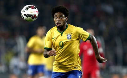 epaselect epa04487158 Brazil's Luiz Adriano eyes the ball during the friendly soccer match between Turkey and Brazil in Istanbul, Turkey, 12 November 2014. EPA/SEDAT SUNA