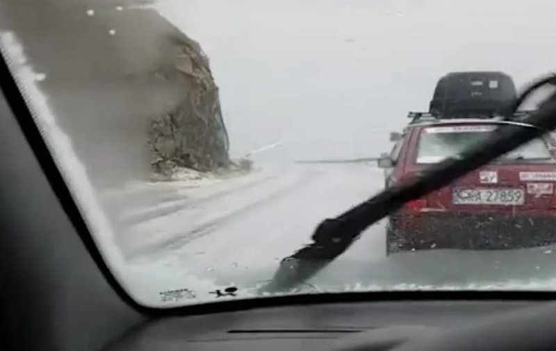 Transalpina, acoperită de grindină. Turiștii au fost surprinși de o ploaie torențială