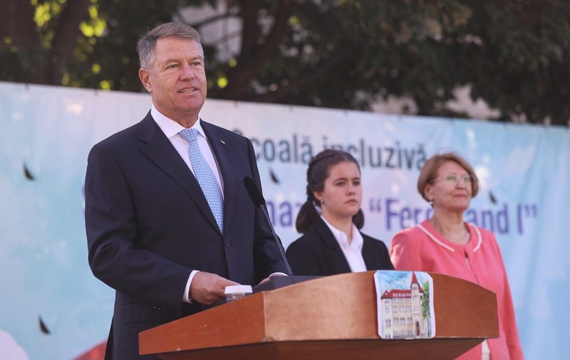 Iohannis: ”Unii politicieni se tem de școală; aici sunt formați oamenii care le taxează erorile de logică și de exprimare”