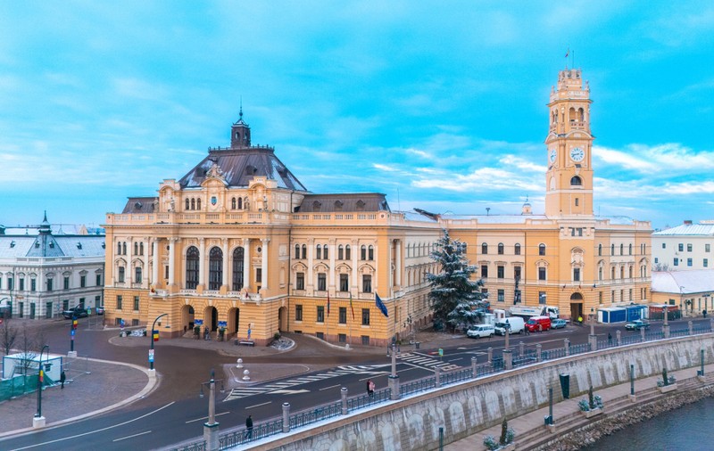 Turiștii n-au renunțat la Oradea în 2025, doar s-au „mutat” în apartamentele Airbnb și Booking nedeclarate