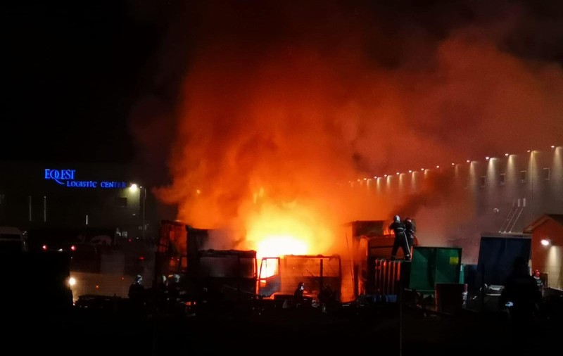 Incendiu în parcarea unui depozit de pe A1, la ieșirea spre Ciorogârla (FOTO & VIDEO)