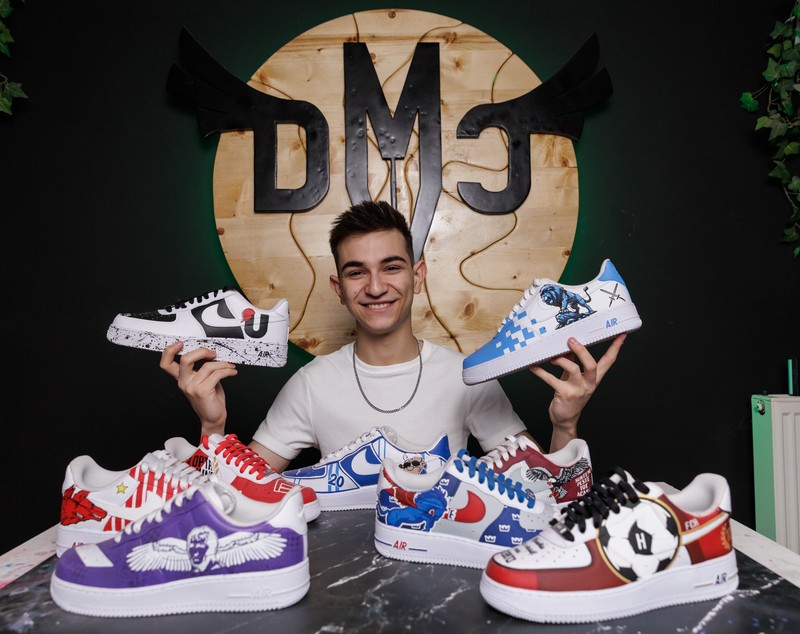 Dennis Măldărășanu face artă pe adidași: „Tata se uită la videoclipurile mele încontinuu”. Cât costă să-ți personalizezi o pereche de sneakerși