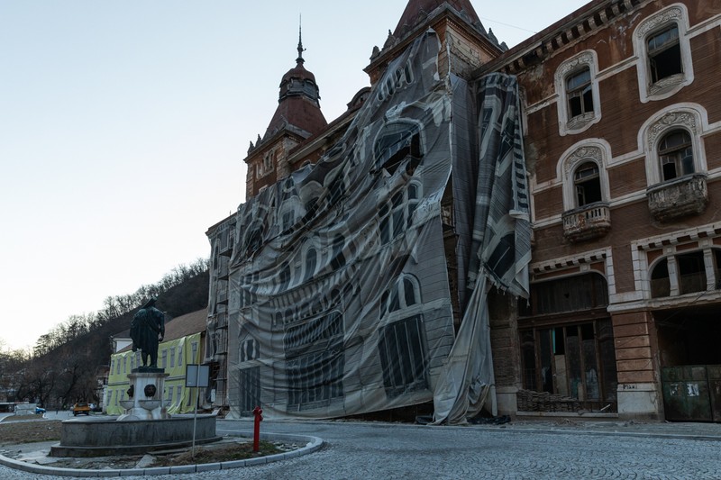 Clădirile istorice din Herculane sunt împărțite între autorități. Aici, Pavilionul 6, fostul sanatoriu al Ministerului Apărării