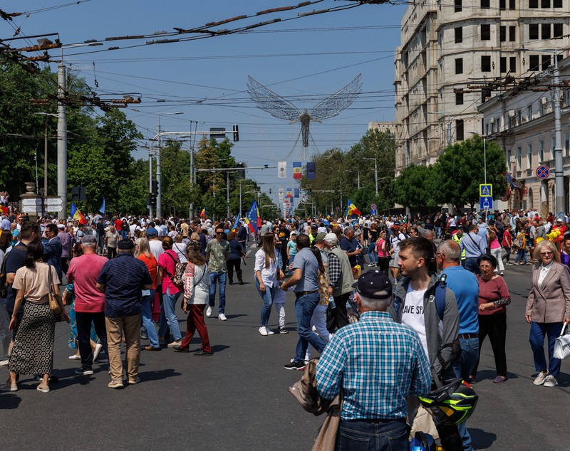 REPORTAJ. Marșul moldovenilor spre Vest a trecut peste șoselele pavate de sovietici. Libertatea a mers cu un autocar cu manifestanți spre piața din Chișinău în care 80.000 de oameni au strigat că vor în Europa