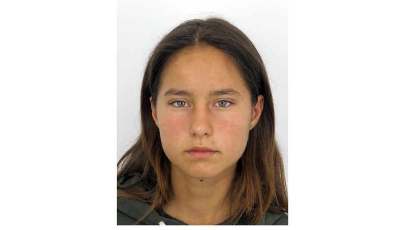Marcu Maria Cristiana, 14 ani. Față ovală, ochi verzi, păr șaten lung peste umeri.
