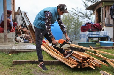 Ionuţ apucă să muncească doar în weekend la renovarea casei bătrâneşti