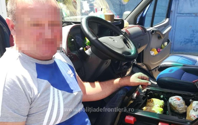 Aproape 5 kilograme de bijuterii au fost descoperite în bancheta unui microbuz de poliţiştii de frontieră de la Galați/ FOTO