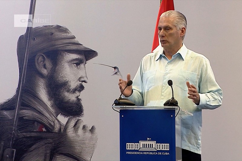 Liderul comunist Miguel Mario Díaz-Canel ține un discurs cu imaginea lui Fidel Castro pe fundal Foto: Profimedia